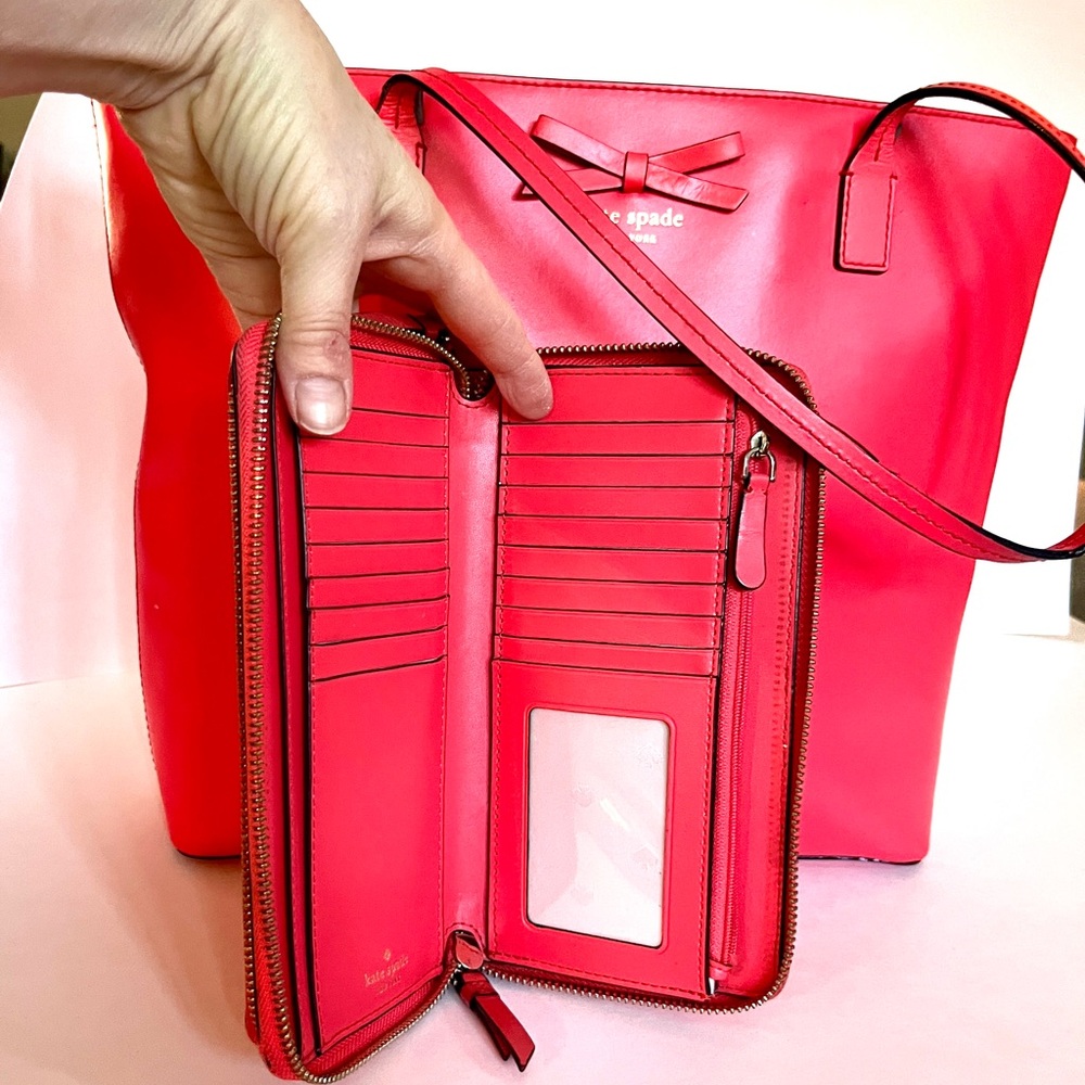 Kate Spade Tote with minor strap wear and WALLET FREE WITH PURCHASE!! 🌺💕❤️